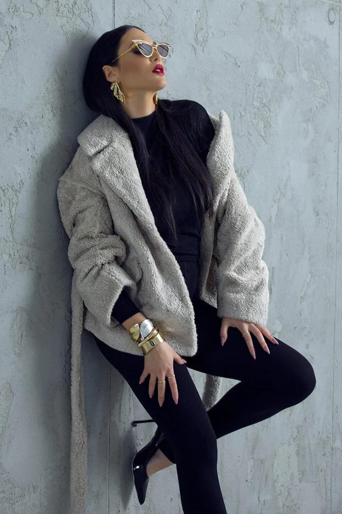 Woman wearing a grey coat 